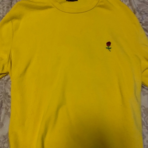 yellow shirt wit a little rose - Picture 2 of 3